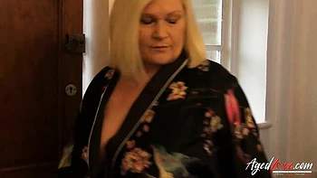 Mature blonde en talons lime et lèche sa chatte