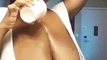 Ikug Amateur mit kleinen Titten