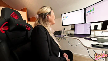 MILF alemã grávida faz boquete fundo e leva gozada na cara