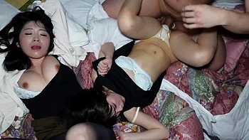 Grosse chatte asiatique Lada en gangbang lors d'un voyage d'affaires