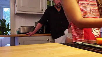 Горячая итальянская MILF трахается в позе догги на кухне при муже