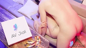 Stacy Cash und Jinbaona ficken auf Boot - asiatische blonde Tittenzarte wird gefingert und kommt