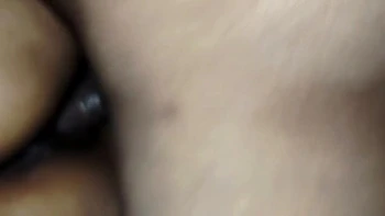 Meia-irmã e meio-irmão indianos dividem cama e se fodem