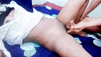 Beau-père me surprend à me branler et baise ma chatte