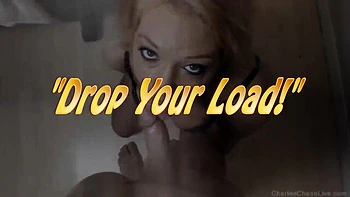 Charlee Chase tetona chupa polla grande y traga semen