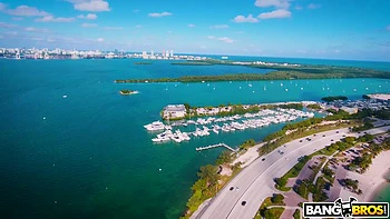 Брюнетка милфа получает кремпай в большие сиськи