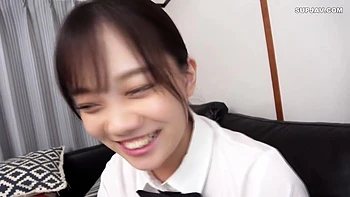 Adolescente asiática chupando polla