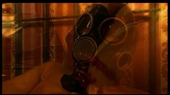 Фетиш латекса: мастурбация в противогазе с дилдо