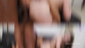 Nicol Black y Monika Fox doble anal con squirting y gangbang