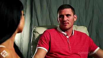 Брюнетка милф наряжается сексуально, чтобы сесть на огромный член