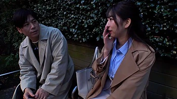 Niedliches japanisches Mädchen lutscht große Möpse