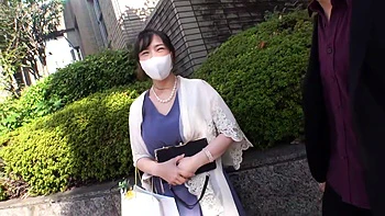 Japonesa dando beijo e sendo fodida por trás