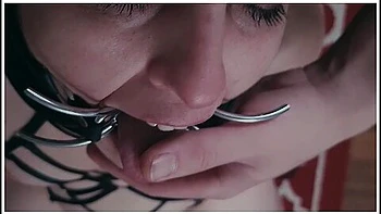 Amarrada na cadeira, querendo mais porra!