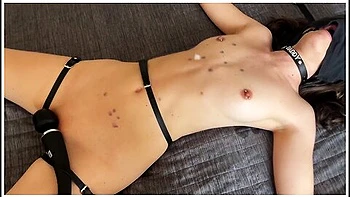 Gefesselte Teen erlebt Eis- und Wachsspiel