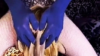 MILF morena engole o pau no sofá