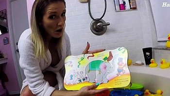 Tu madrastra Reagan te hace una mamada con mano en la bañera