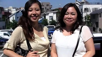 Japanische MILF lutscht Schwanz und fickt mit der Hand