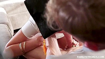 Пушистая блондинка-тинейджерша показывает киску на диване, пока он смотрит