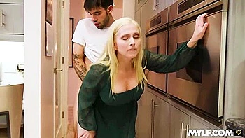 Madrasta loira fodendo o cu com um pauzão