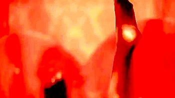 Ebony brune suce grosse bite et se fait tripoter l'anus