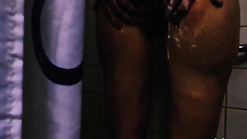 Echter Duschorgasmus mit Dildo-Masturbation