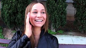 Morena tetona chupa polla y se la follan