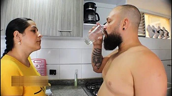 Ma belle-mère en chaleur me donne un stimulant, je la baise à califourchon