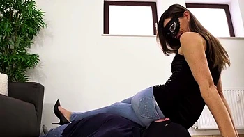 Madame Marissa folla duro con facesitting doloroso