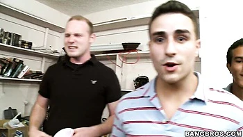 Ava Addams e Jada Stevens chupam e fode cachorro