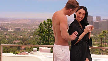 Zwei Brünette teilen riesigen schwarzen Schwanz im wilden Dreier