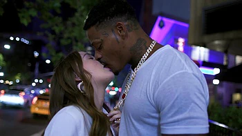 Amadora Danni Rivers chupa enorme pau negro no doggy molhado