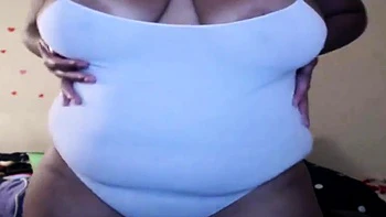 Negra tetona se exhibe en webcam