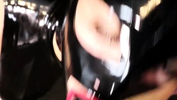 Loira de látex chupa pau grande e leva facial