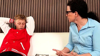 MILF morena cachonda se folla su coño maduro