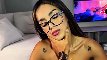 Samy Sun7 suce et baise comme aucune autre asiatique