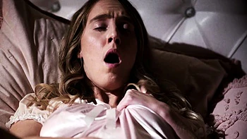 Каденс Лакс лижет и трахает пальцами жестко