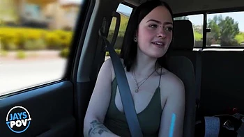 Nueva puta tatuada Imani Valor abre su coño apretado con un gran polla