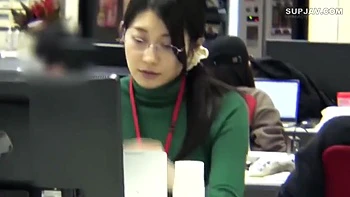 Neue japanische Bürofrau bekommt geile Aufträge vom Chef