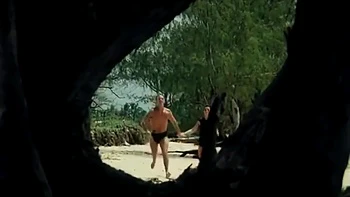 Brünette Milf mit großem Schwanz draußen gefickt