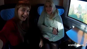 Loiras lésbicas fodendo pesado no trem
