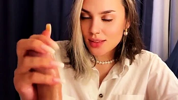 Мачеха сосёт мой член и делает лучший минет