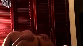 Rubia infiel monta a su amigo mientras el marido trabaja