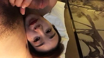 Японка сосёт и ебется миссионерской позой