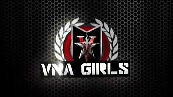 Maggie Green masturba seus peitos enormes em público