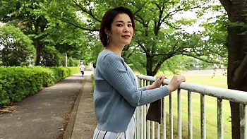 Amateur japonesa con polla chupando, perrito y vaquera