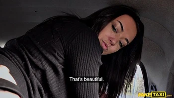 Brune en cuir fait un VIP fuck dans la voiture en cowgirl