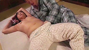 Japanische Milf mit fettem Arsch fickt hart und kommt