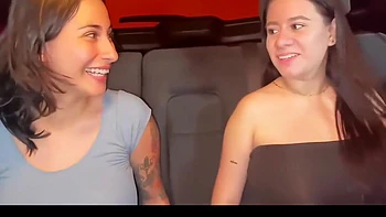 Femme enceinte baise son ami et voisin en trio au parc