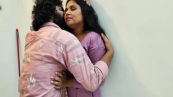 Незнакомец врывается и трахает горячую девушку