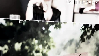 Blonde beste Freundin Mama im Bikini und Satinmantel